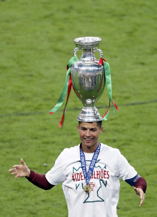 Kemeriahan Ronaldo dkk angkat trofi Piala EURO 2016