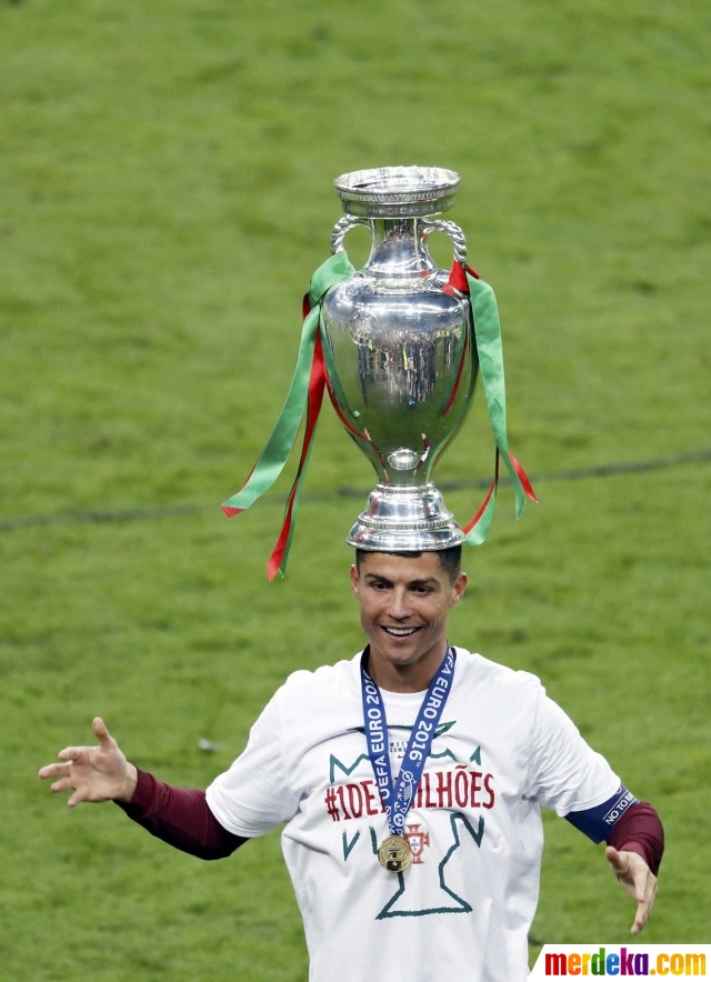 Foto Kemeriahan Ronaldo Dkk Angkat Trofi Piala Euro 2016 Merdeka Com