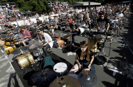 Aksi 100 drumer berbagai usia beraksi di Baltic Drummers Summit