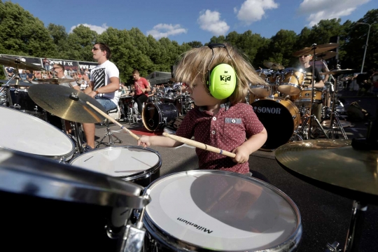 Aksi 100 drumer berbagai usia beraksi di Baltic Drummers Summit