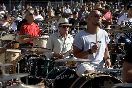 Aksi 100 drumer berbagai usia beraksi di Baltic Drummers Summit