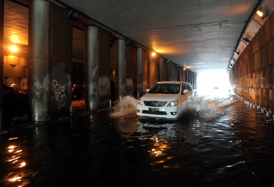 Panel mesin dicuri, Underpass Pondok Indah banjir 30 centimeter