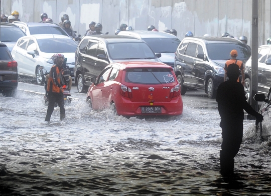 Panel mesin dicuri, Underpass Pondok Indah banjir 30 centimeter