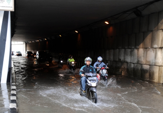 Panel mesin dicuri, Underpass Pondok Indah banjir 30 centimeter
