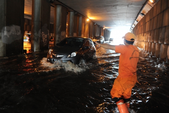 Panel mesin dicuri, Underpass Pondok Indah banjir 30 centimeter