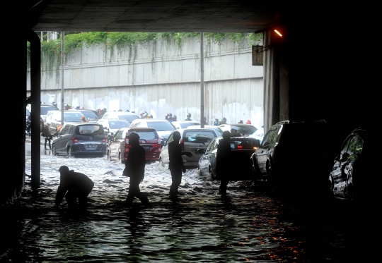 Panel mesin dicuri, Underpass Pondok Indah banjir 30 centimeter