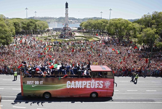 Euforia Timnas Portugal arak Piala EURO 2016 keliling kota