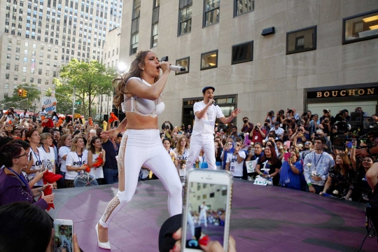 Gaya seksi Jennifer Lopez di acara 'Today' NBC