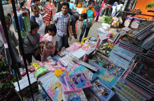 Jelang ajaran baru, toko seragam & peralatan sekolah diserbu warga