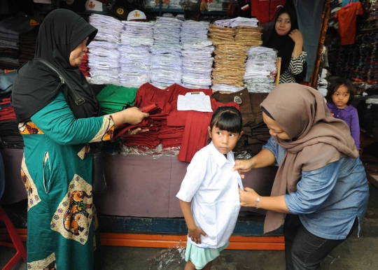 Jelang ajaran baru, toko seragam & peralatan sekolah diserbu warga