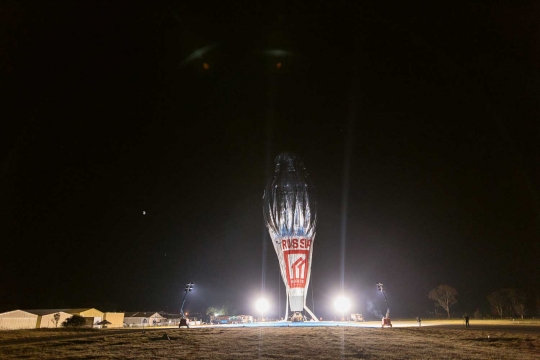 Nekatnya pria tua ini keliling dunia pakai balon udara