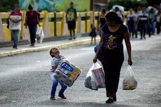 Serbuan warga Venezuela ke supermarket negeri tetangga