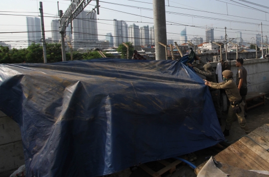 Puluhan bangunan liar di Tanah Abang dirobohkan