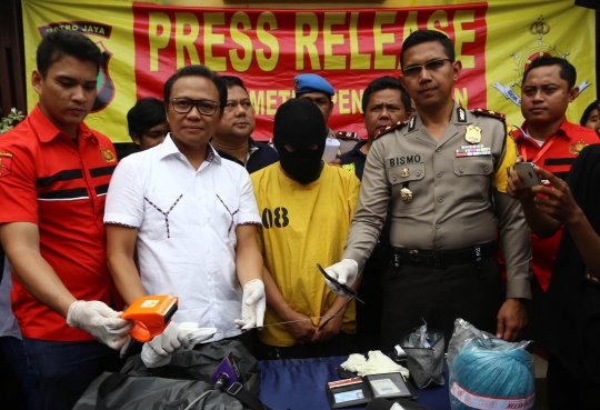 Ini barang bukti dan pelaku pembunuh karyawati bank dalam boks