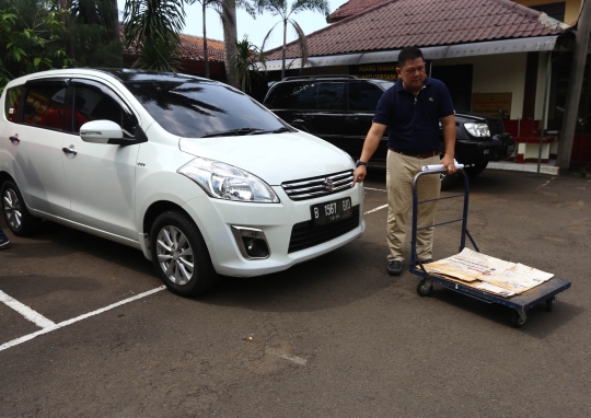Ini barang bukti dan pelaku pembunuh karyawati bank dalam boks