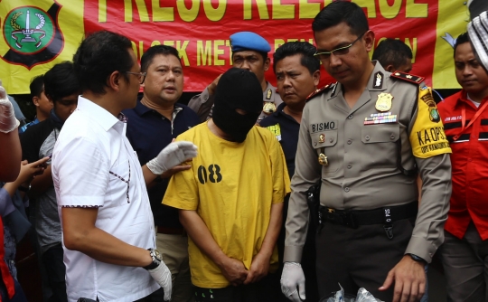 Ini barang bukti dan pelaku pembunuh karyawati bank dalam boks