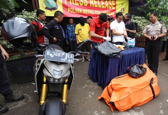 Ini barang bukti dan pelaku pembunuh karyawati bank dalam boks