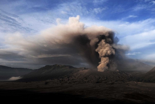 Pemandangan mengerikan saat Bromo kembali erupsi
