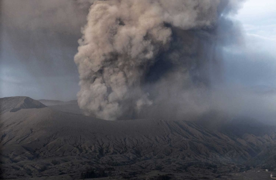 Pemandangan mengerikan saat Bromo kembali erupsi