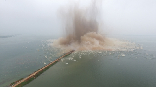 Luar biasa China usir banjir pakai bom berkekuatan 30 ton