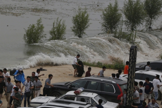 Luar biasa China usir banjir pakai bom berkekuatan 30 ton