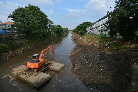 Pengerukan lumpur Kali Ciliwung