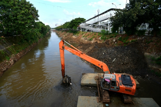 Pengerukan lumpur Kali Ciliwung