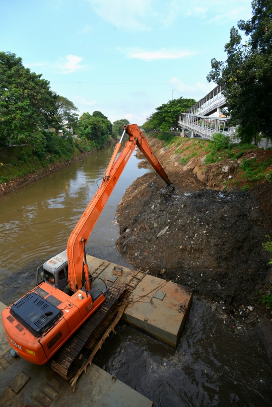 Pengerukan lumpur Kali Ciliwung