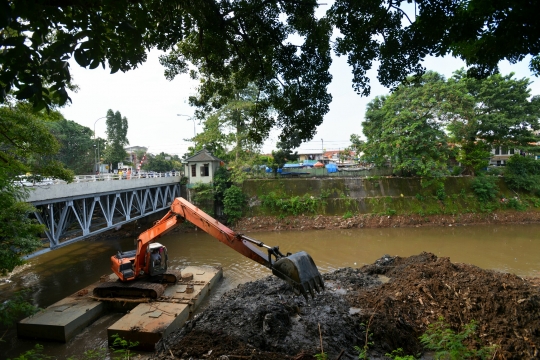 Pengerukan lumpur Kali Ciliwung