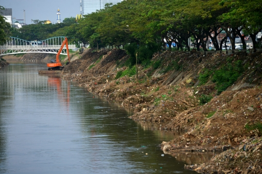 Pengerukan lumpur Kali Ciliwung