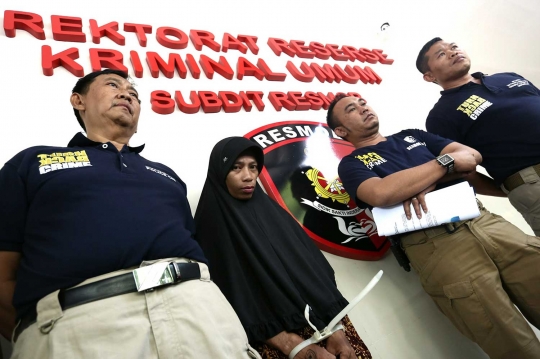 Predator anak tampil berhijab saat rilis di Polda Metro Jaya