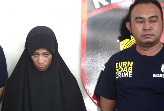 Predator anak tampil berhijab saat rilis di Polda Metro Jaya