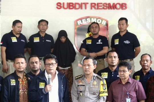 Predator anak tampil berhijab saat rilis di Polda Metro Jaya