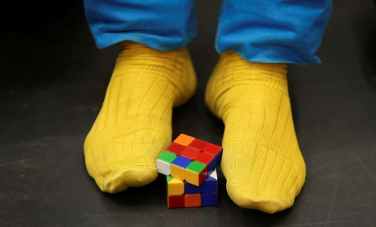 Uniknya kejuaraan memecahkan teka-teki kubus rubik dengan kaki