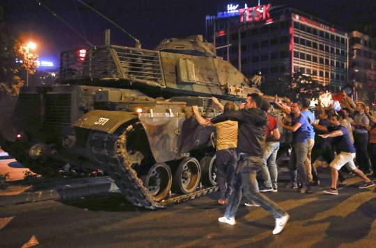 Semangat warga sipil Turki bersatu melawan kudeta militer