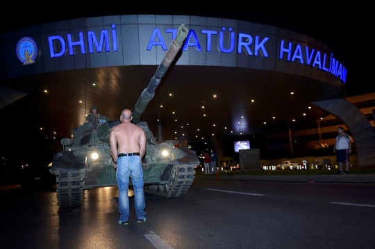 Semangat warga sipil Turki bersatu melawan kudeta militer