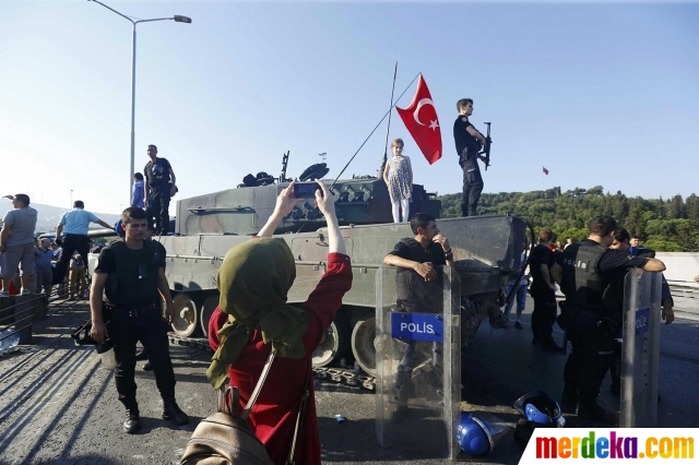 Foto : Selepas kudeta, tank militer jadi tempat foto 