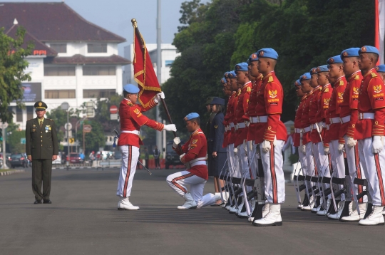 Atraksi senjata hiasi upacara pergantian pasukan jaga Paspampres