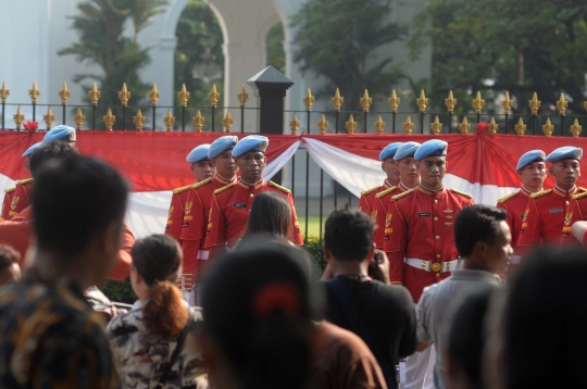 Atraksi senjata hiasi upacara pergantian pasukan jaga Paspampres