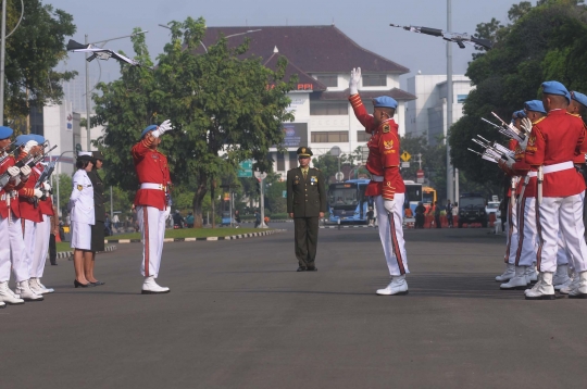 Atraksi senjata hiasi upacara pergantian pasukan jaga Paspampres