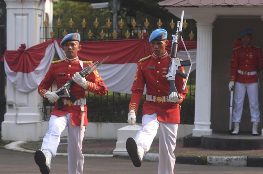 Atraksi senjata hiasi upacara pergantian pasukan jaga Paspampres