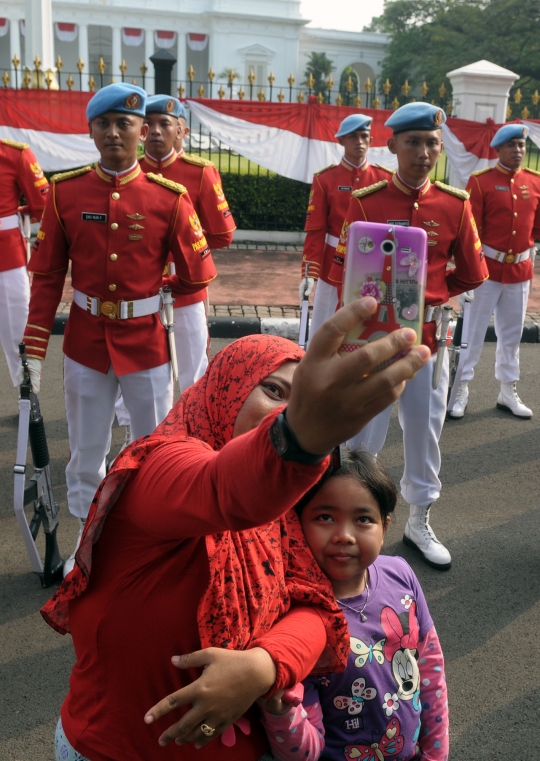 Atraksi senjata hiasi upacara pergantian pasukan jaga Paspampres