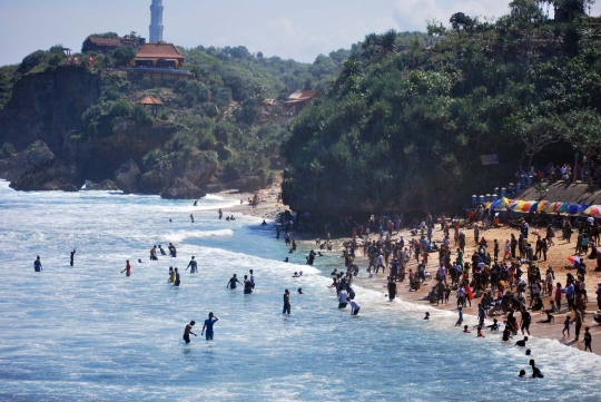 Menikmati keindahan alam Pantai Kukup yang eksotis