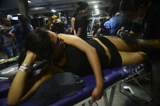 Geliat wanita seksi Kolombia banjiri Expotattoo 2016