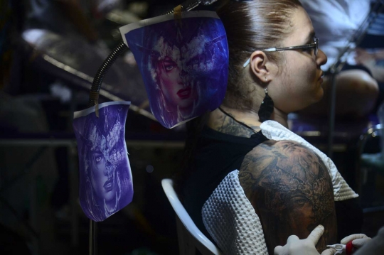 Geliat wanita seksi Kolombia banjiri Expotattoo 2016