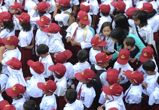 Semangat dan haru anak-anak di hari pertama sekolah