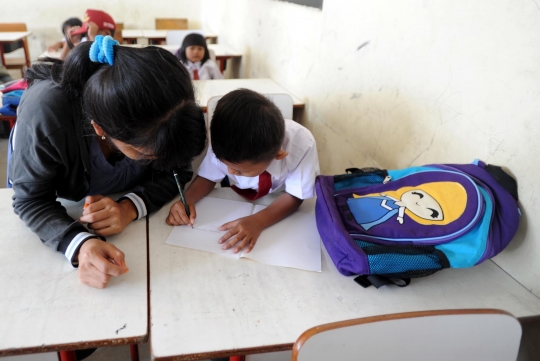 Semangat dan haru anak-anak di hari pertama sekolah