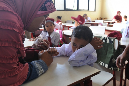 Semangat dan haru anak-anak di hari pertama sekolah