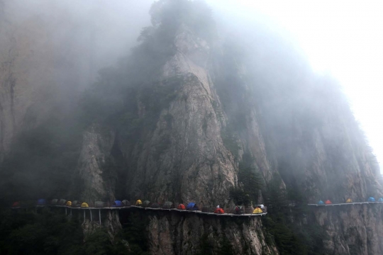 Ekstrem, 100 backpacker kamping bersama di tebing Gunung Laojun