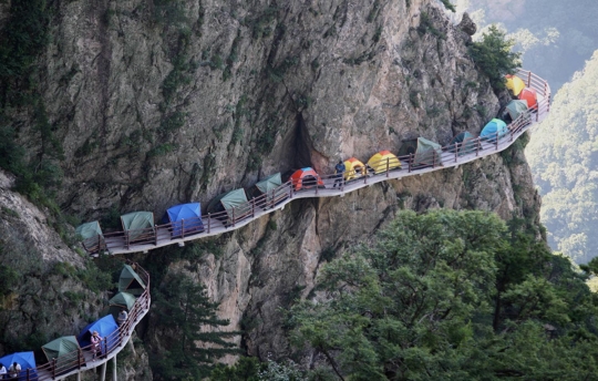Ekstrem, 100 backpacker kamping bersama di tebing Gunung Laojun